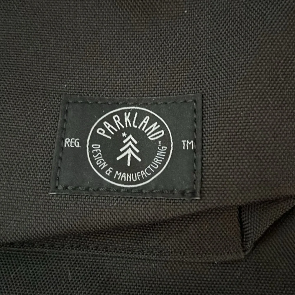 Simple black backpack - Picture 2 of 2